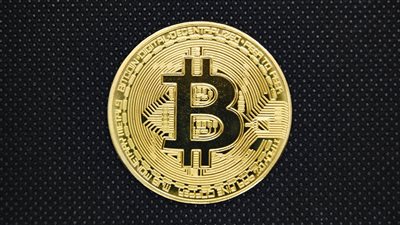 أسهم العملات الرقمية تقفز مع انتعاش بيتكوين: موجة تفاؤل أم رهان عالي المخاطر؟