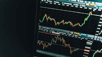 الرياح المساعدة والمعاكسة: بناء الصفقات حول قوى السوق المقدمة