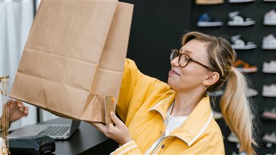 مبيعات التجزئة في المملكة المتحدة تفاجئ بالهبوط مع تقليص المستهلكين للإنفاق غير الضروري