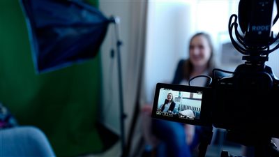 استوديو صغير لتصوير وإنتاج الدورات التدريبية أونلاين للمدربين