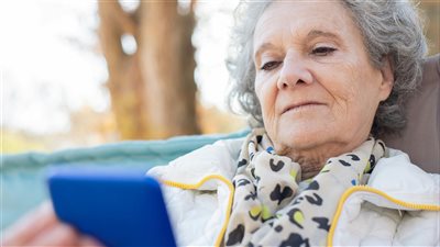 خدمة تدريب كبار السن على استخدام الجوال والتطبيقات والخدمات الرقمية