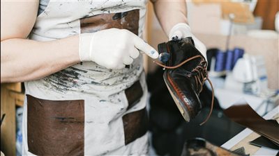 ورشة إصلاح وتجديد وتصميم الحقائب والأحذية بلمسة فنية