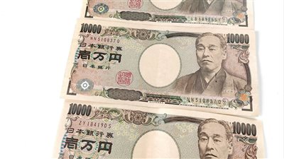 الين الياباني يواصل تعرضه للضغوط رغم إشارات التدخل اللفظي