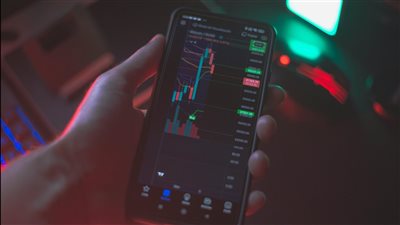 من طالب إلى استراتيجي: كيف تطور هويتك كمتداول