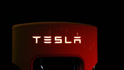 تحركات أسهم تسلا وأشباه الموصلات وسط دوران القطاع