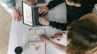 مشروع تصميم هدايا رقمية تفاعلية بمساعدة الذكاء الاصطناعي