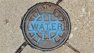 مرافق المياه الحضرية تحذّر من ارتفاع معدلات التسرب في البنية التحتية المتقادمة